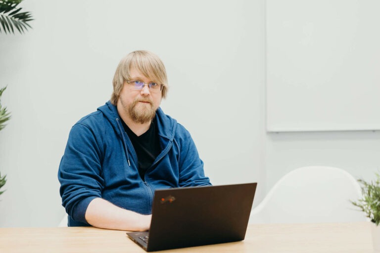 Qalmarin asiantuntija, Pekka Rantala, tietokoneen äärellä.