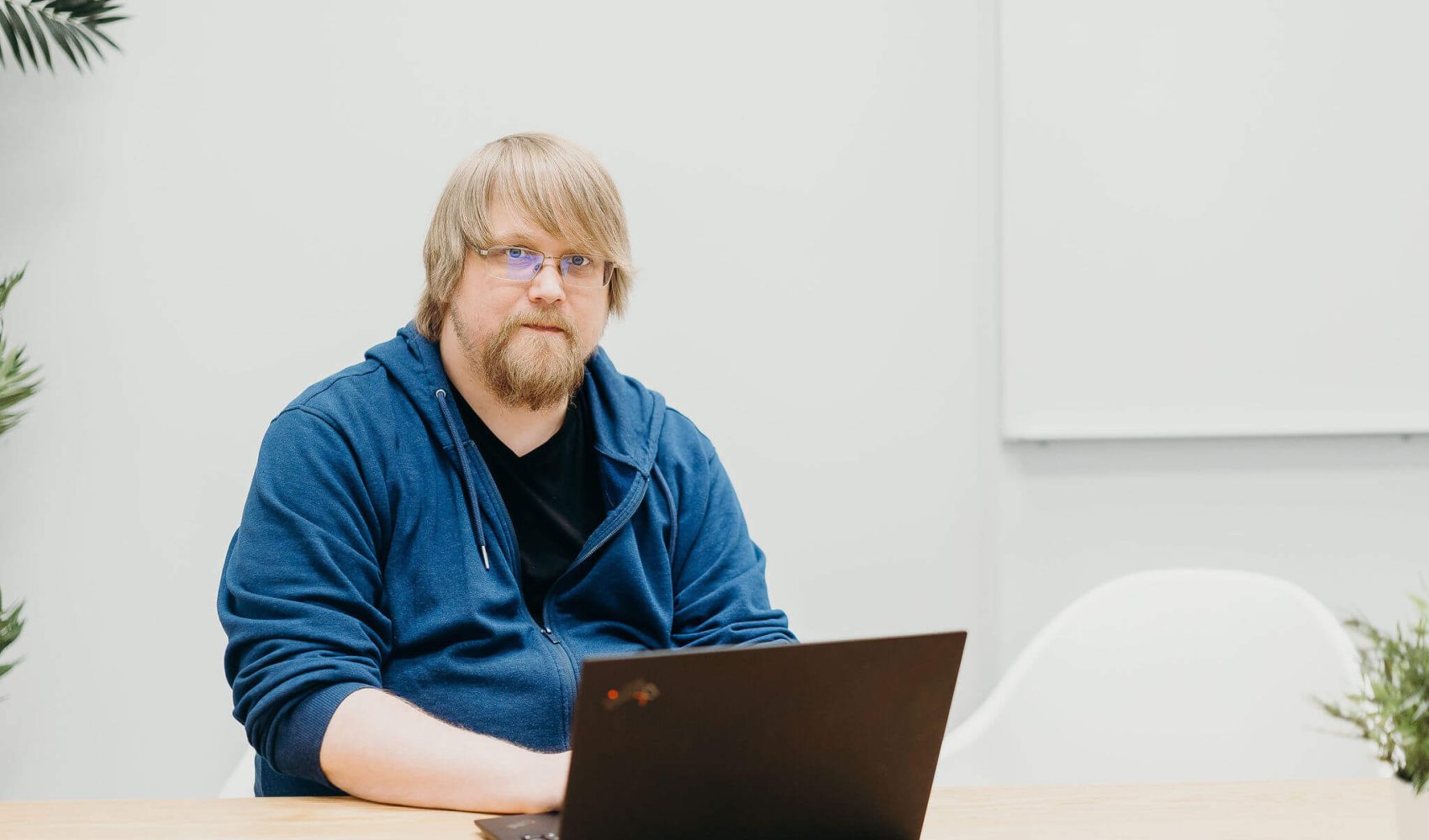 Qalmarin asiantuntija, Pekka Rantala, tietokoneen äärellä.