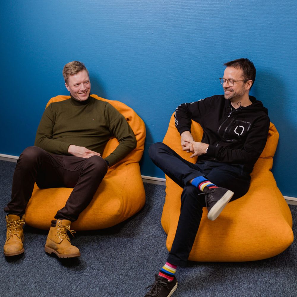 Qalmarin asiantuntijat Juuso Järvinen ja Petri Karvinen istumassa säkkituoleilla.